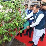 मुख्यमंत्री ने आईआईएम रायपुर परिसर में किया सुशासन वाटिका का शुभारंभ