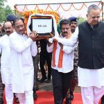 मुख्यमंत्री ने शहीद एएसपी श्री आकाश राव गिरपुंजे को दी श्रद्धांजलि: पार्थिव शरीर को कंधा देकर दी अंतिम विदाई