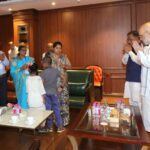 शहादत को नमन : केंद्रीय गृह मंत्री श्री अमित शाह ने शहीद आकाश राव गिरिपुंजे के परिजनों से की मुलाकात