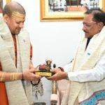 मुख्यमंत्री श्री विष्णु देव साय से निरंजन पीठाधीश्वर महामंडलेश्वर डॉ. स्वामी कैलाशनंद गिरी जी महाराज ने की सौजन्य भेंट