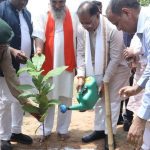 रायपुर : मुख्यमंत्री श्री साय ने बादाम का पौधा लगाया