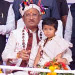 मुख्यमंत्री श्री विष्णुदेव साय का आत्मीय और वात्सल्यपूर्ण व्यवहार : नन्ही बच्ची भूमिका बघेल को दुलारते हुए खिलाया महुआ लड्डू