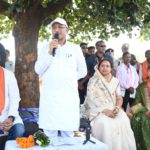 कटहल–गुलमोहर की छांव में सजी चौपाल, मुख्यमंत्री ने सरोधी में सुनी जनता की आवाज