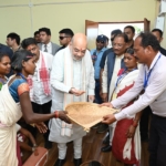 केंद्रीय गृहमंत्री श्री अमित शाह ने चखा बस्तर की इमली का स्वाद बोले यहां की इमली का स्वाद खट्टा नहीं बल्कि मीठा गृह मंत्री श्री अमित शाह ने शहीद वीर गुंडाधूर सेवा डेरा ( जन सुविधा केंद्र ) का किया उद्घाटन